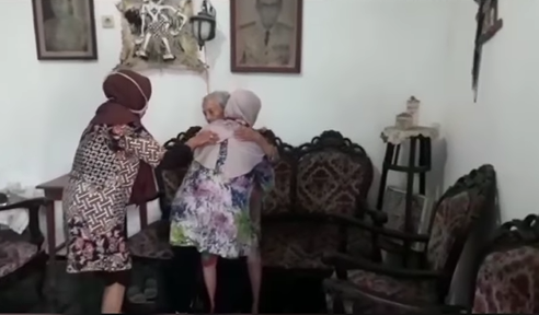 Viral Kisah Driver Ojol yang Rela Rawat Penumpang Nenek Sebatang Kara
