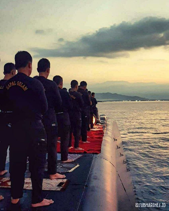 Viral Potret Tni Al Shalat Jamaah Di Atas Kapal Selam Bikin Tersentuh