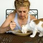 Punya Uang Rp75 Miliar di Bank, Wanita Ini Rela Makan Makanan Kucing Agar Bisa Hidup Hemat dan Kaya