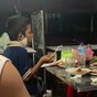 Gak Tega, Anak Kecil Ini Makan Sisa Hidangan Pembeli yang Tak Habis di Warung