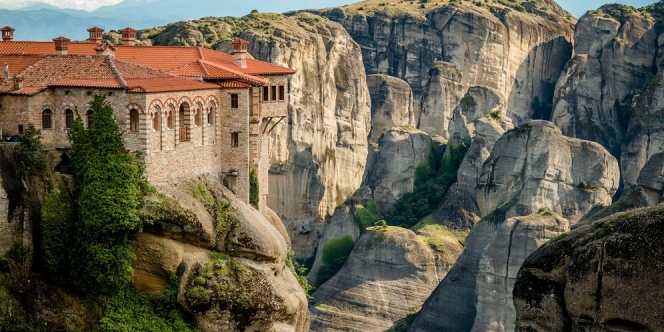 Kisah di Balik Keindahan Puncak Gunung The Monasteries of Meteora di Yunani