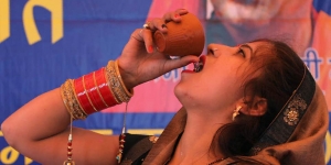 Kelompok Hindu India Ini Cegah Penularan Virus Corona dengan Pesta Minum Urin Sapi