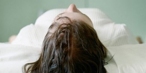 Mencuci Rambut Sebelum Tidur Bahayakan Kesehatan, Mitos atau Fakta?