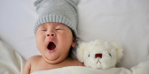 Cara Mengatasi Kebiasaan Bayi Bangun Sepanjang Malam dan Tidur di Siang Hari