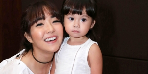 Ini Momen Baby Air dan Baby Chloe Bertemu, Wajah Bulenya Bikin Netizen Gemes!