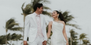 8 Momen Resepsi Pernikahan Adipati Dolken dan Canti Tachril yang Romantis Banget di Pinggir Pantai