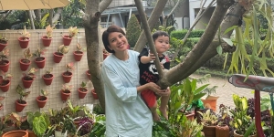 Tya Ariestya Unggah Foto Bareng Anak, Ulah Kalundra Buka Rok Ibunya Ini Bikin Salfok