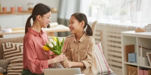 Bentuk Komunikasi Non Verbal yang Bisa Dekatkan Ibu dan Anak