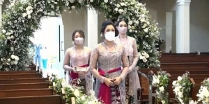 Potret Dita Karang di Yoyga, Hadiri Pernikahan Kakak Cantik dengan Baju Tradisional Bali 
