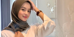 10 Potret Kesha Ratuliu dengan Style Hijab yang Tunjukkan Anting, Tampil Beda dari yang Lain
