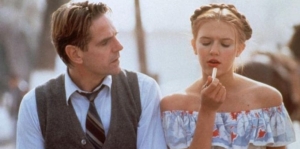 Lolita 1997:  Romantisasi Kisah Cinta Terlarang Profesor dan Anak Tirinya yang Tuai Kritikan