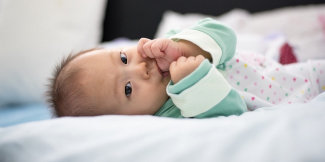 Cara Sikapi Bayi yang Suka Memasukkan Tangan ke Mulut
