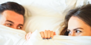 5 Posisi Bercinta yang Bisa Kamu Coba Jika Merasa Kurang Percaya Diri di Depan Suami