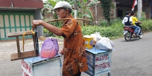 Kisah Pilu Kakek Penjual Rujak, Keliling hingga 10 KM Tapi Dagangan Sering Tak Laku