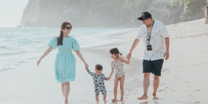 Akhirnya ke Bali, Berikut 7 Potret Keseruan Keluarga Chelsea Olivia dan Glenn Alinskie Main di Pantai