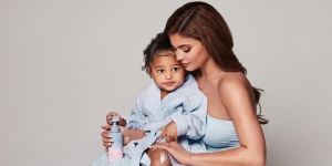 Kini Jadi Kakak, Ini 10 Potret Gemas Stormi Anak Kylie Jenner