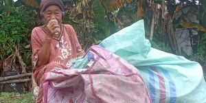 Hidup Sebatang Kara, Nenek Ini Cari Nafkah Jadi Pemulung sambil Nahan Lapar