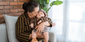 Ragam Manfaat Miliki Cucu Buat Kakek Nenek, Bisa Menurunkan Risiko Kematian Sampai Alzheimer Loh