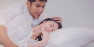 5 Alasan Cuddling Bareng Pasangan Baik Untuk Kesehatan