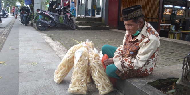 Seharian Keliling Jalan Kaki 10 Km Demi Jualan Kerupuk Kakek Asmadi