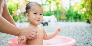 Mandi Air Dingin Ternyata Punya Banyak Manfaat dan Bagus untuk Bayi