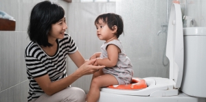 7 Tanda Anak Sudah Siap dengan Toilet Training, Yuk Moms Mulai Latih Si Kecil di Usia 1-3 Tahun 