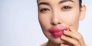 13 Cara Membuat Bibir Merah Alami Memesona, Tetap PD Meski Tanpa Lipstik