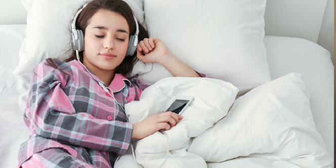Mendengarkan Musik Saat Tidur Bisa Bantu Atasi Insomnia, Mitos atau Fakta?