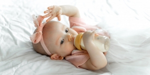 Ini Bahaya Bayi Minum Susu dari Botol Tanpa Dipegangi