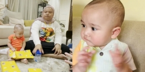 13 Potret Henry Lau di Indonesia, Melokal Banget Makan Sate Pinggir Jalan Sampai Hadiri Baby Shower