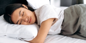 4 Posisi Tidur yang Baik untuk Sakit Punggung, Wajib Simak nih!