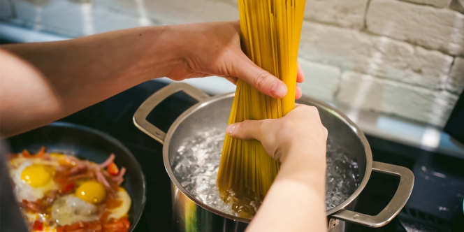 4 Cara Membuat Spaghetti Restoran dengan Harga Terjangkau, Simple dan Enak