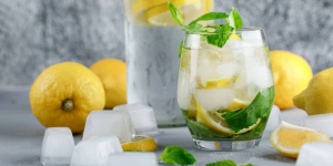 8 Cara Membuat Infused Water Lemon yang Bikin Badan Kamu Jadi Lebih Segar dan Sehat