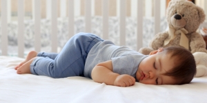 Beberapa Manfaat Bayi Tidur Tanpa Menggunakan Bantal yang Perlu Diketahui
