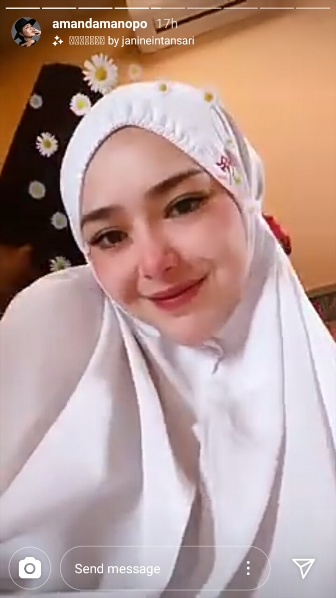 Walau Non Muslim Ini Deretan Foto Amanda Manopo Kenakan Hijab Hingga Mukena Bikin Hati Adem 