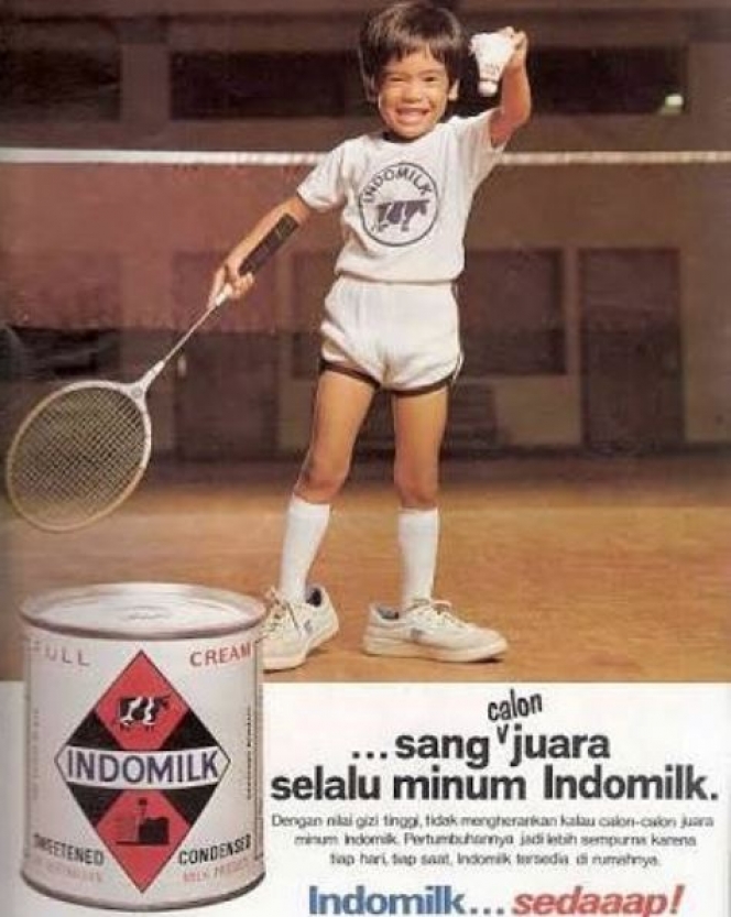 Yang pertama ada iklan Susu Indomilk. Pasti kamu yang doyan susu udah gak asing lagi. Sampai sekarang pun Susu Indomilk masih eksis, tentunya dengan tampilan produk yang lebih modern yaa~