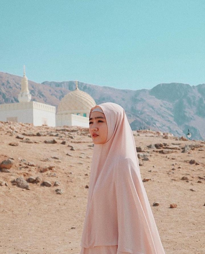 10 Potret Febby Rastanty Kenakan Hijab, Lihatnya Bikin Hati Adem!