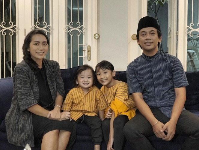 9 Tahun Menikah, Ini Potret Keluarga Rian DMasiv yang Harmonis