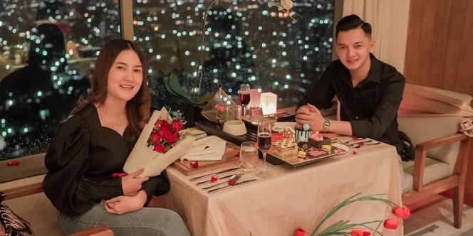 Dinner Romantis, Ini 8 Potret Perayaan Ulang Tahun Nella Kharisma yang Mesra Bak ABG Lagi Kasmaran