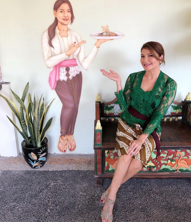 Jadi Penduduk Pulau Dewata, Ini 10 Potret Cantik Tamara Bleszynski Kenkan Kebaya Khas Bali