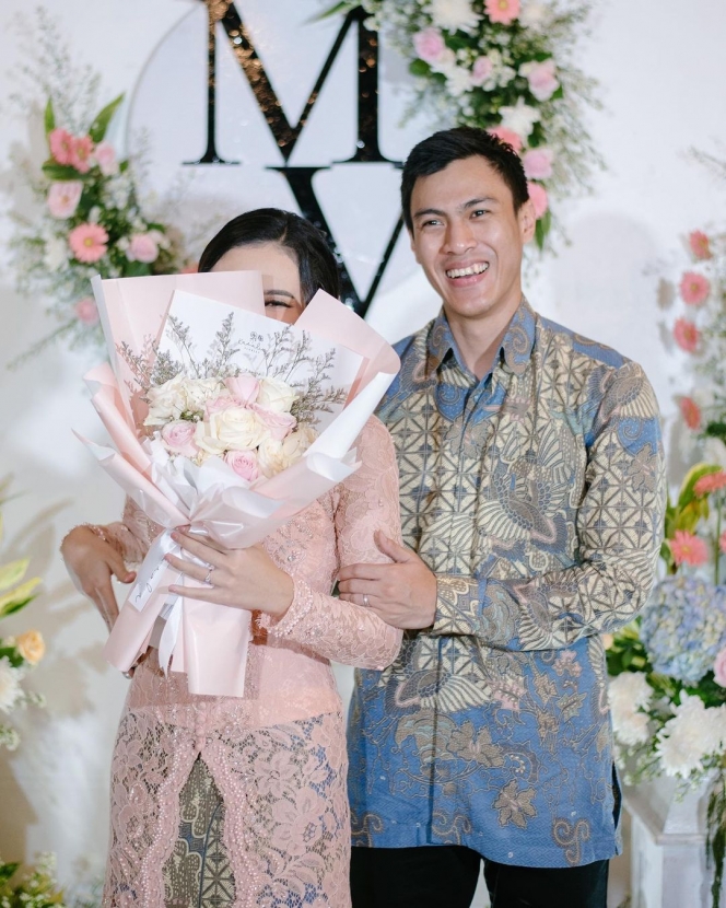 8 Potret Kebersamaan Shesar Hiren Rhustavito Bersama Tunangan Tercinta, Couple Goals Banget!