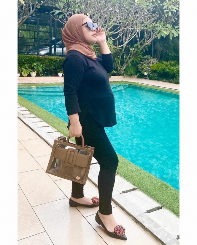 Potret Aisyahrani Pamer Baby Bump di Kehamilan ke-2, Wajah Makin Cerah dan Aura Makin Terpancar
