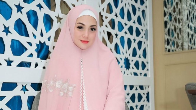 Bukan Muslim, Berikut Ini 11 Selebriti yang Tampil Cantik dan Memesona saat Berhijab