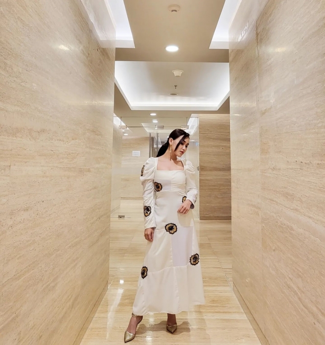 9 Pesona Ayu Ting Ting Pakai Dress Putih dengan Pamer Punggung Mulus, Cantik dan Stunning Banget!