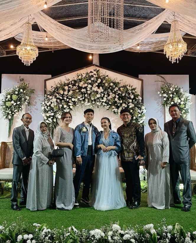 11 Potret Pesta Pernikahan Adinda Azani, Cantik Tampil Casual Pakai Jaket Jeans Couple