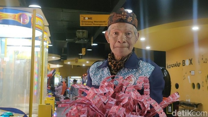 Potret Abah Empit Pensiunan PNS yang Jadi Penakluk Mesin Permainan di Mall, Udah Dapat Emas sampai Kulkas lho!